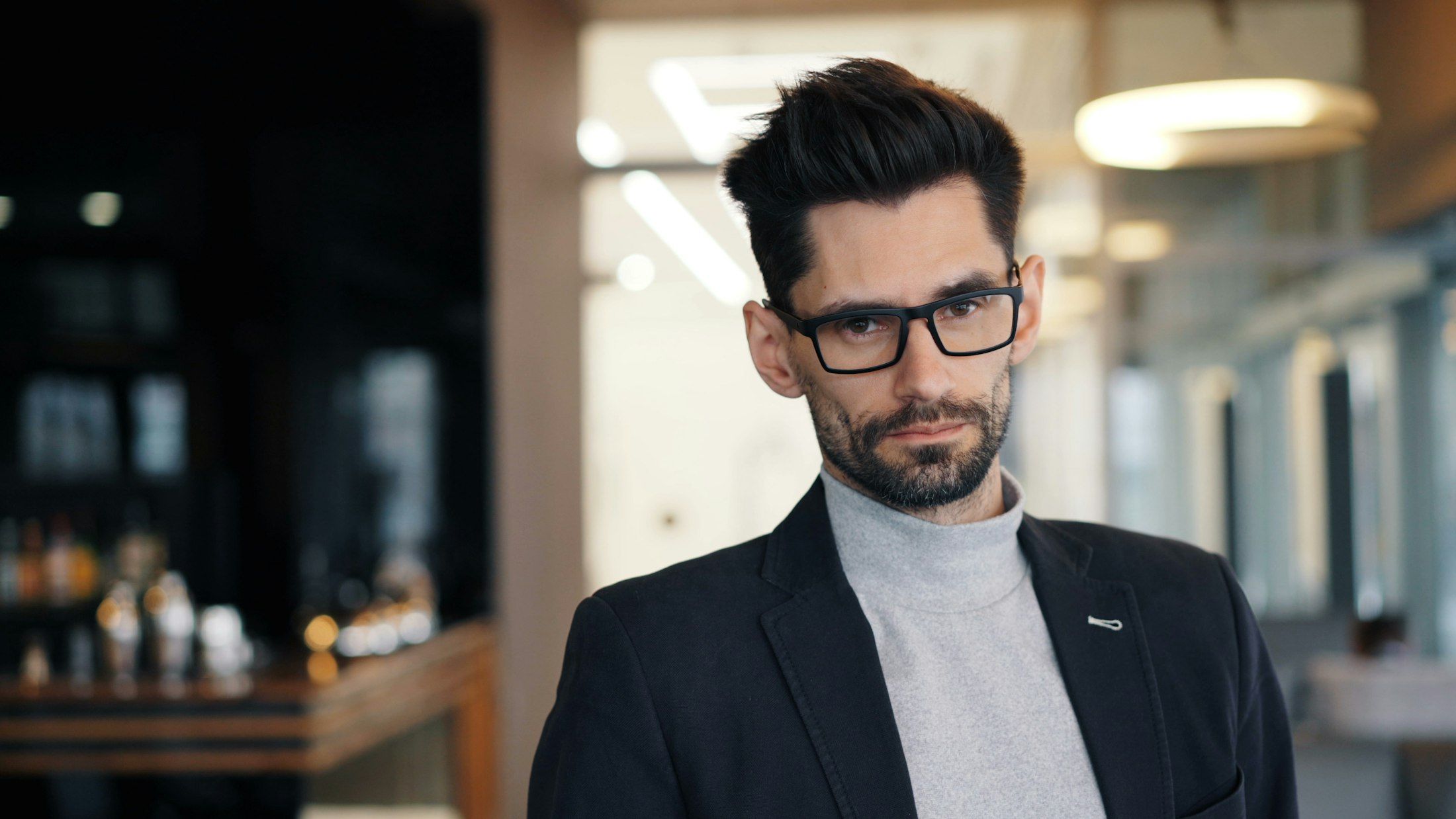 Homem de óculos de grau e blazer